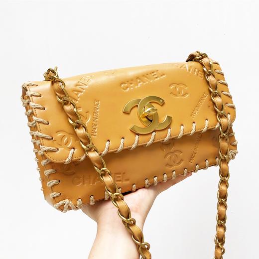 chanel香奈儿奶茶色大金扣字母缝线肩背包