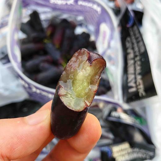 澳洲美人指澳洲美人指无籽黑提口感甜而清润甜而不腻富含花青素连皮吃