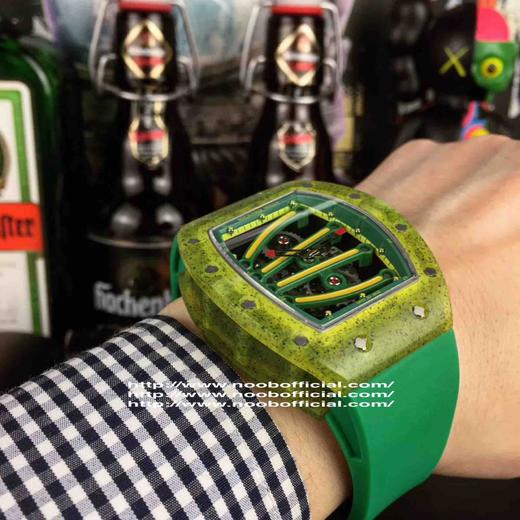 ®理查德米勒RICHARD MILLE RM 59-01 是对Richard Mille钟爱的酒桶型表壳的全新诠释,亦是创新的演绎。直径为50 x 42 x 15毫米，进口绿黄色特殊聚合物表壳 商品图10