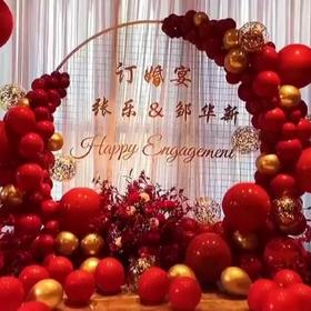 红色系气球仿真花订婚宴布置