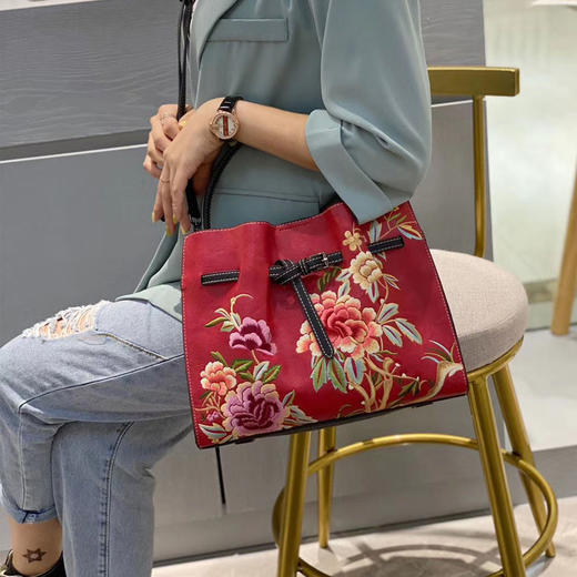 复古中国风花卉刺绣手提包搭配旗袍斜挎包(货号 b8770)