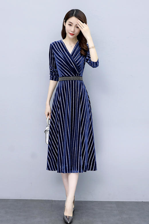 WZNH-V秋季气质显瘦中长款长袖通勤金丝绒V领大摆连衣裙 商品图5