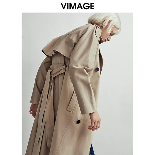 VIMAGE纬漫纪秋季新款经典百搭双排扣系带收腰风衣外套女长款V1404003D 商品图3