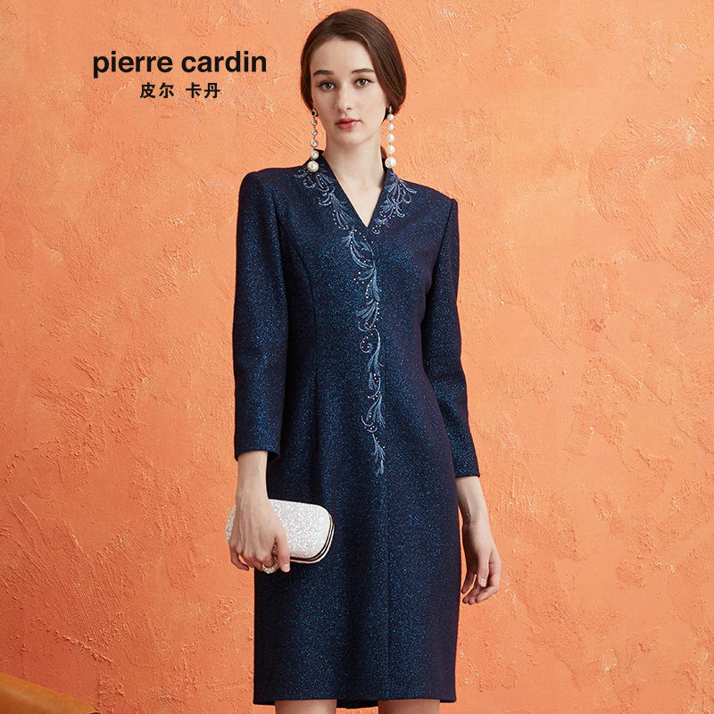 皮尔卡丹女装冬季新款蓝色V领绣花收腰连衣裙P0426DL13L0
