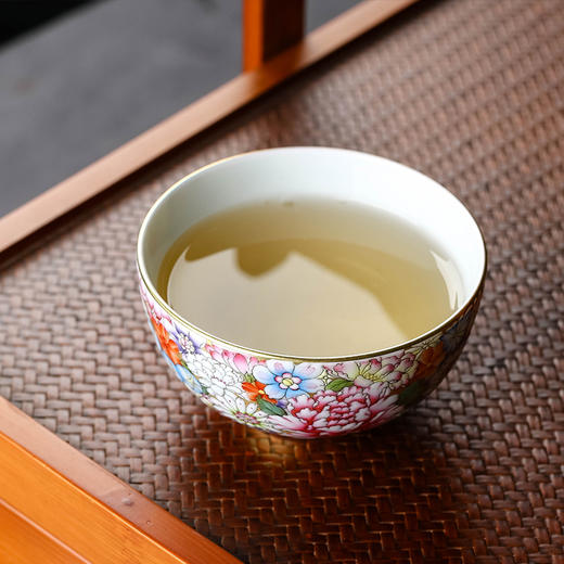 宝瓷林粉彩金地万花杯 商品图4