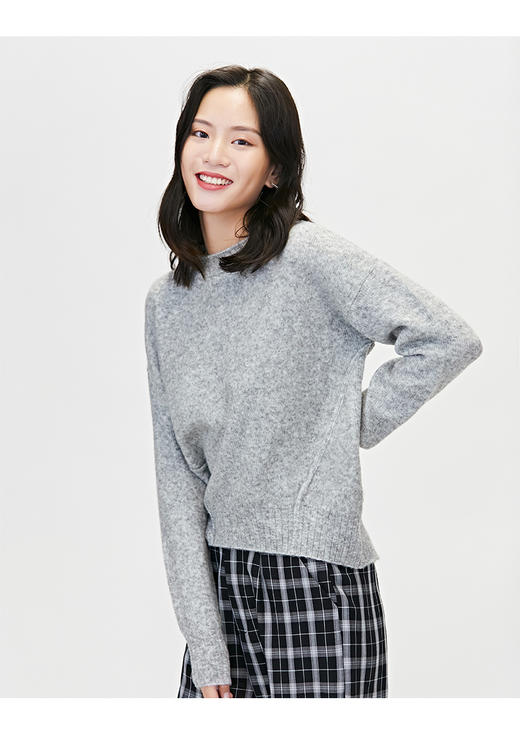 卓多姿圆领套头毛衣女2019冬季新款简约休闲前短后长宽松针织上衣