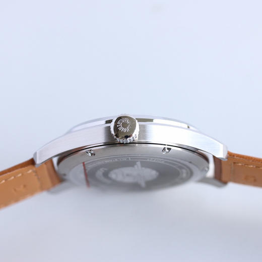 浪琴Longines先行者运动系列 L3.810.4.93.0男士腕表登场！
主要卖点:
1.腕表尺寸40mx10m 佩戴舒适且贴合手腕！ 商品图6