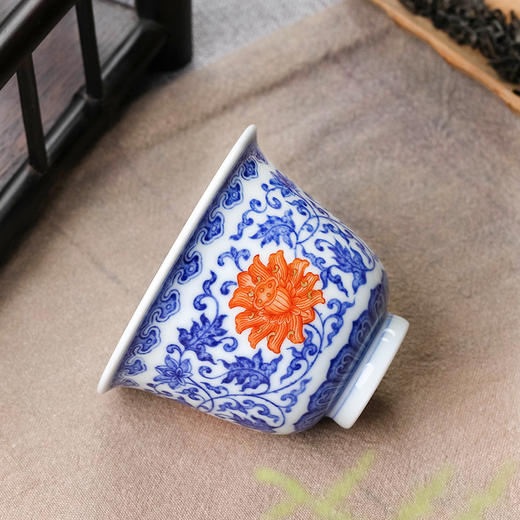 宝瓷林青花矾红缠枝纹钟式杯 商品图4