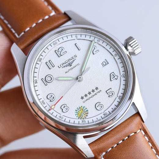 浪琴Longines先行者运动系列 L3.810.4.93.0男士腕表登场！
主要卖点:
1.腕表尺寸40mx10m 佩戴舒适且贴合手腕！ 商品图3