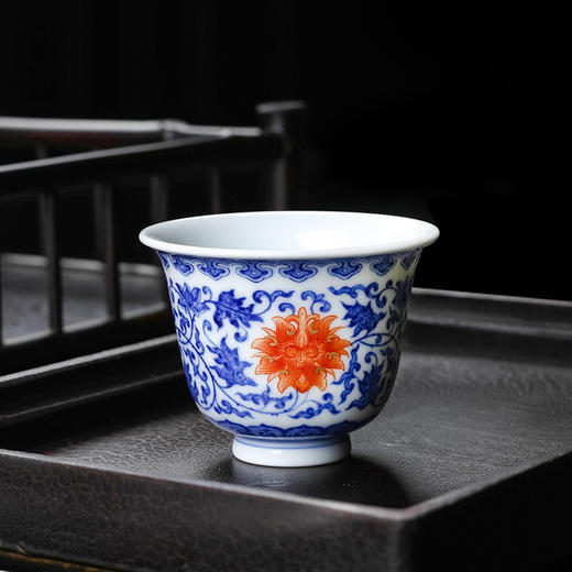 宝瓷林青花矾红缠枝纹钟式杯 商品图3