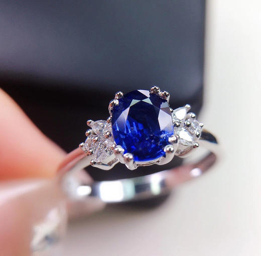 【蓝宝石戒指】天然蓝宝石戒指 18k金镶嵌钻石 经典三石设计款 主石