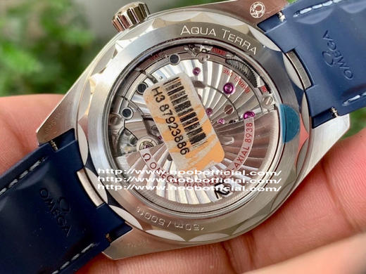 VS新品火热预售中！海马43MM Aqua Terra 世界时腕表。一款可以戴着环游世界的世界时腕表，激光烧蚀蓝色海洋，陆地浮雕勾勒，24小时hesalite水晶环。辽阔世界尽在掌握 商品图12