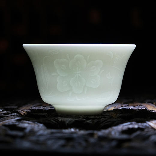 蓝和白手工雕刻影青品茗杯