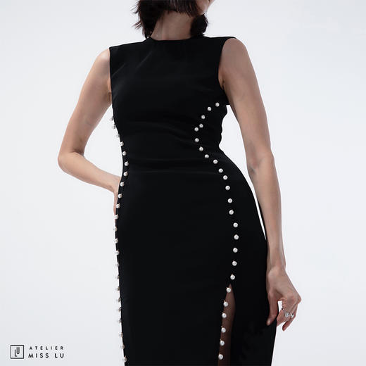 【黑夜微光】AtelierMissLu 后背V领珍珠手订开叉黑色微光泽修身连衣裙/0000674 商品图3