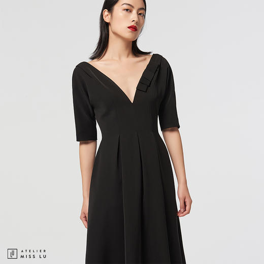 【双姝】AtelierMissLu设计师弧型V领黑色微光泽中袖气质连衣裙/0000646 商品图1