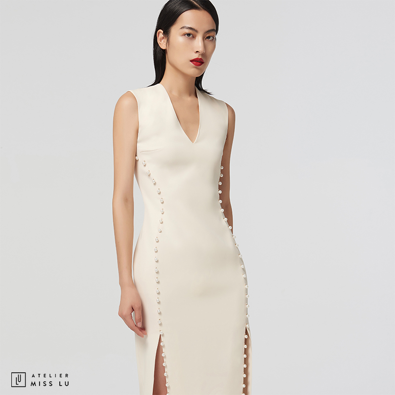 【白月光】AtelierMissLu设计师V领珍珠手订开叉奶白修身连衣裙/0000673