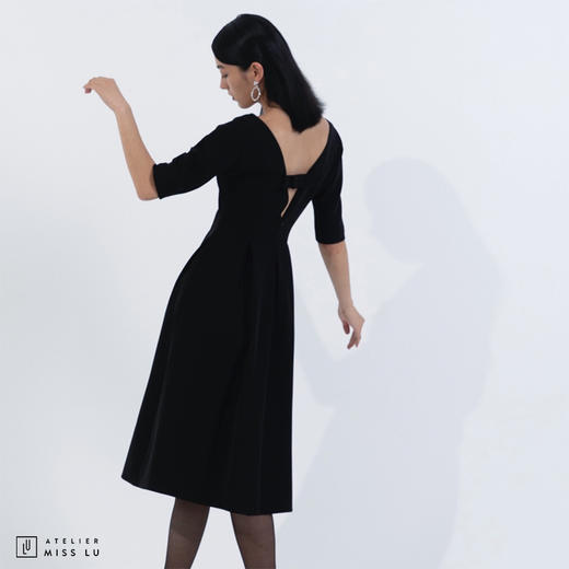 【双姝】AtelierMissLu设计师弧型V领黑色微光泽中袖气质连衣裙/0000646 商品图2