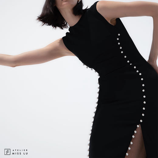 【黑夜微光】AtelierMissLu 后背V领珍珠手订开叉黑色微光泽修身连衣裙/0000674 商品图2