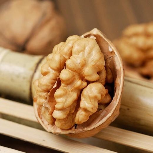 湖北宜昌高山薄皮核桃500g*2袋 壳薄仁大 口感香醇 自然晾晒 商品图0