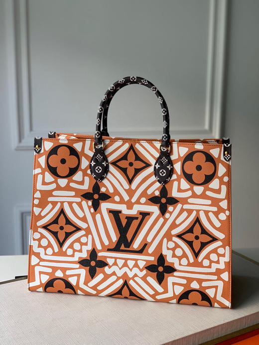 原单lv 新款m45359 本款 onthego 大号手袋出自 2020 秋季 lv crafty