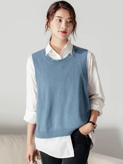 点此购买女款蓝色侧扣毛背心针织马甲潮木160679