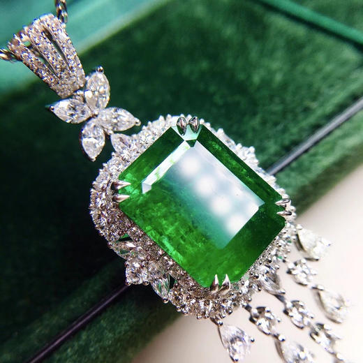 62克拉 颜色浓郁翠绿 vivd green 晶体通透!款式新颖独特! 商品图2