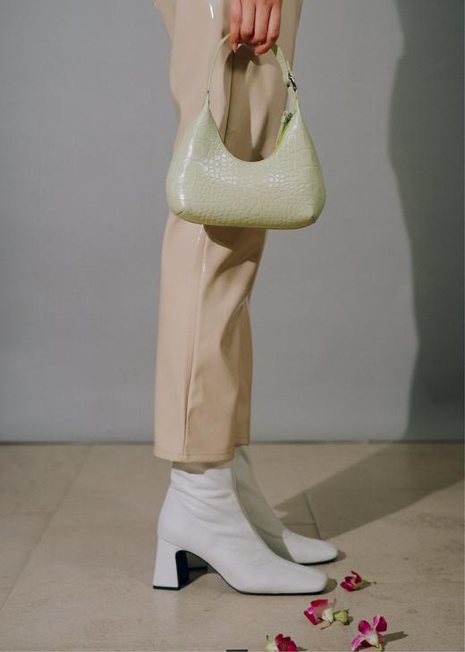 By Far 白色/奶绿色/焦糖棕色BABY AMBER鳄鱼纹月牙包 商品图0