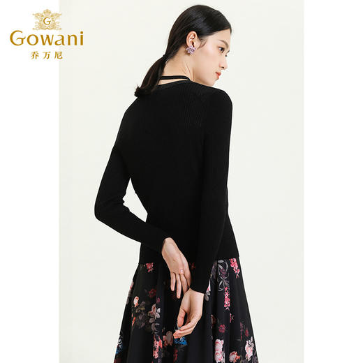 【两色可选】乔万尼早秋新款针织开衫女大V领收腰显瘦精致薄款舒适小开衫ES3M602 商品图5