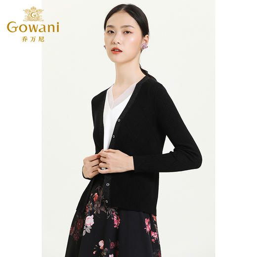 【两色可选】乔万尼早秋新款针织开衫女大V领收腰显瘦精致薄款舒适小开衫ES3M602 商品图1