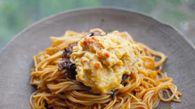  蟹壳熬出的葱油，加入蟹黄、蟹肉，用来拌面，绝了！ 