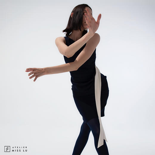 【蓝调多瑙河】AtelierMissLu设计师褶皱藏蓝微光泽修身连衣裙/0000465D 商品图2