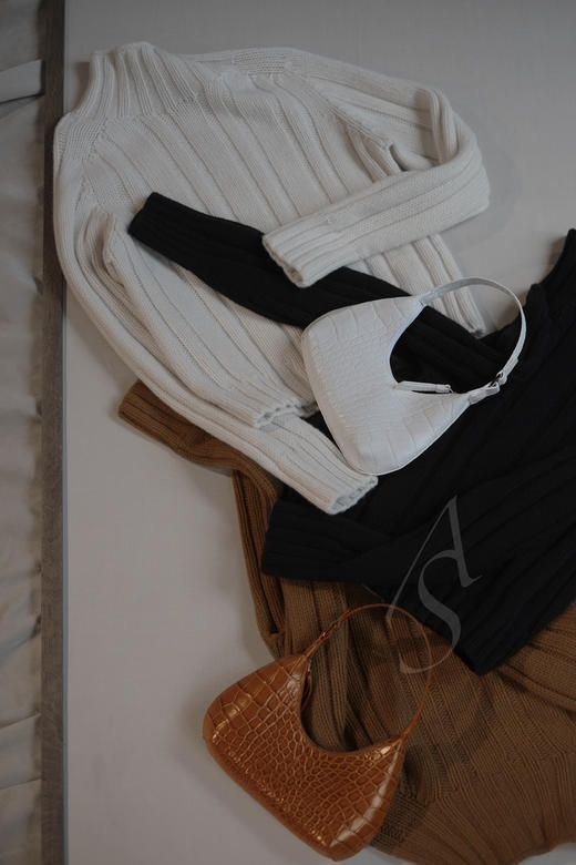 By Far 白色/奶绿色/焦糖棕色BABY AMBER鳄鱼纹月牙包 商品图5