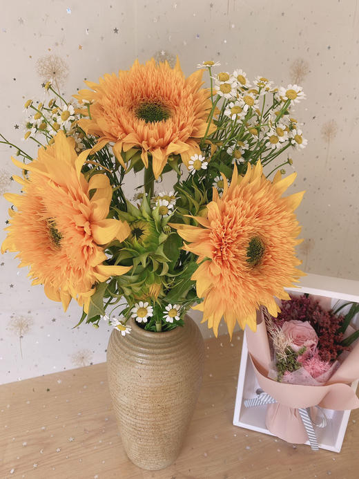 3支泰迪向日葵,洋甘菊1扎