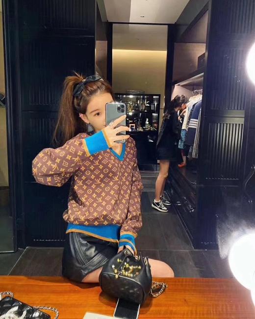 点此购买 lv女款老花v领拼色针织毛衣 莲160967