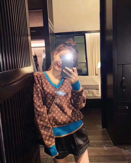 点此购买 lv女款老花v领拼色针织毛衣 莲160967