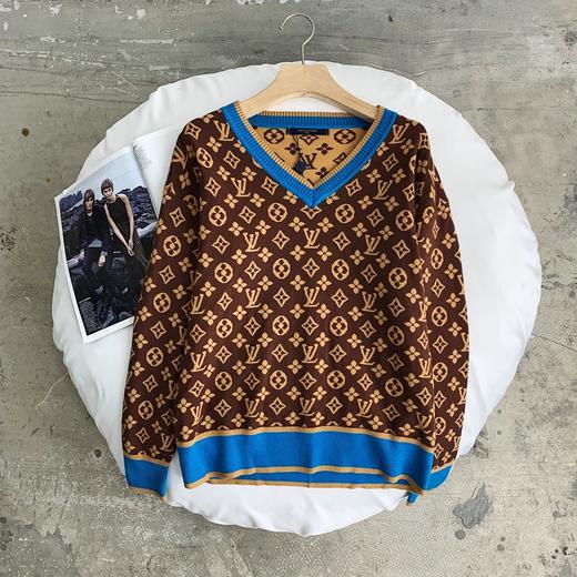 点此购买 lv女款老花v领拼色针织毛衣 莲160967