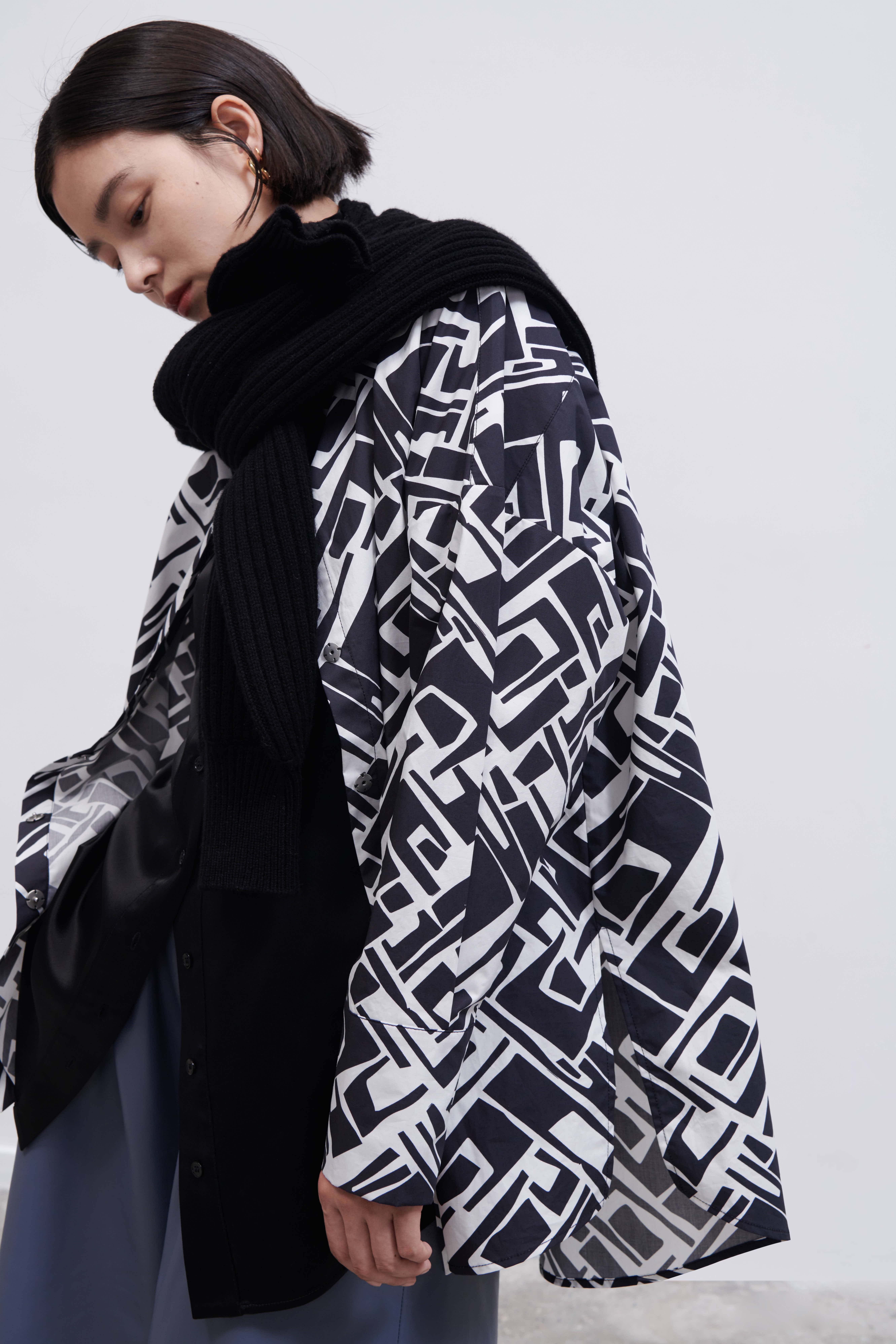 HIDEMI “我们做印花”特殊纸感几何桌椅剪影式印花廓形衬衫