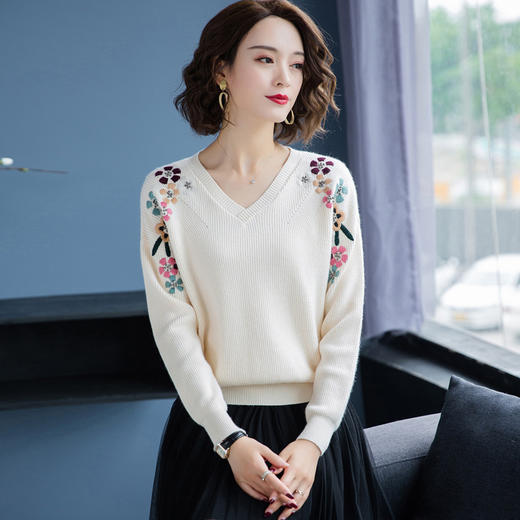 LM-20019外穿毛衣宽松短款女装秋冬2020年新款洋气绣花针织打底衫 商品图2