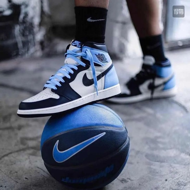 醉高版本aj1高帮黑耀石倒钩篮球鞋男女式情侣款头层牛皮黑蓝脚趾远