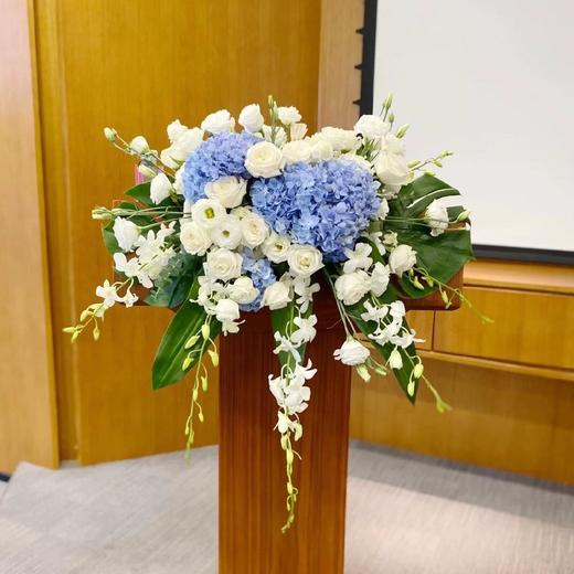 蓝绣球白玫瑰混搭讲台插花 商品图0