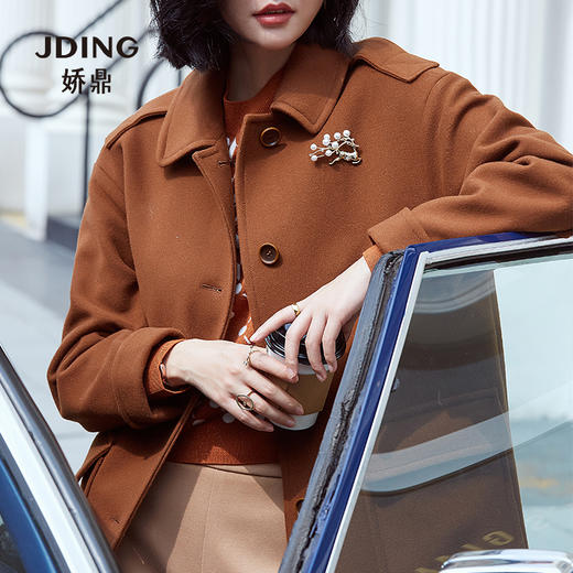 【商场同款】CJCE022 高级感低彩橘色 小翻领羊毛大衣（胸针为搭配拍摄，非本大衣携带） 商品图3