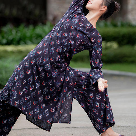 【林栖设计小店】瑜伽服女新款复古蓝色印花纯棉宽松显瘦长袖连衣裙子长裙M1303110 商品图0