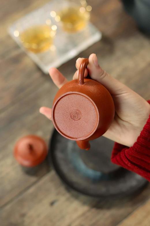 紫砂壶 宫灯 原矿降坡泥 150cc 球孔 卢银霞 制