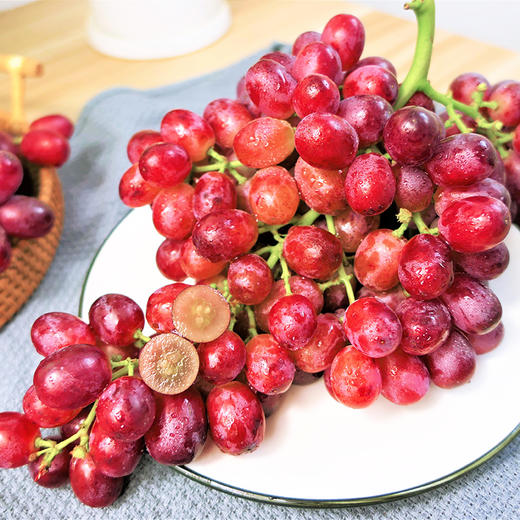 绯红诱人新疆科瑞森葡萄无核红提顺丰冷链运输脆爽甘甜新鲜当季恋爱