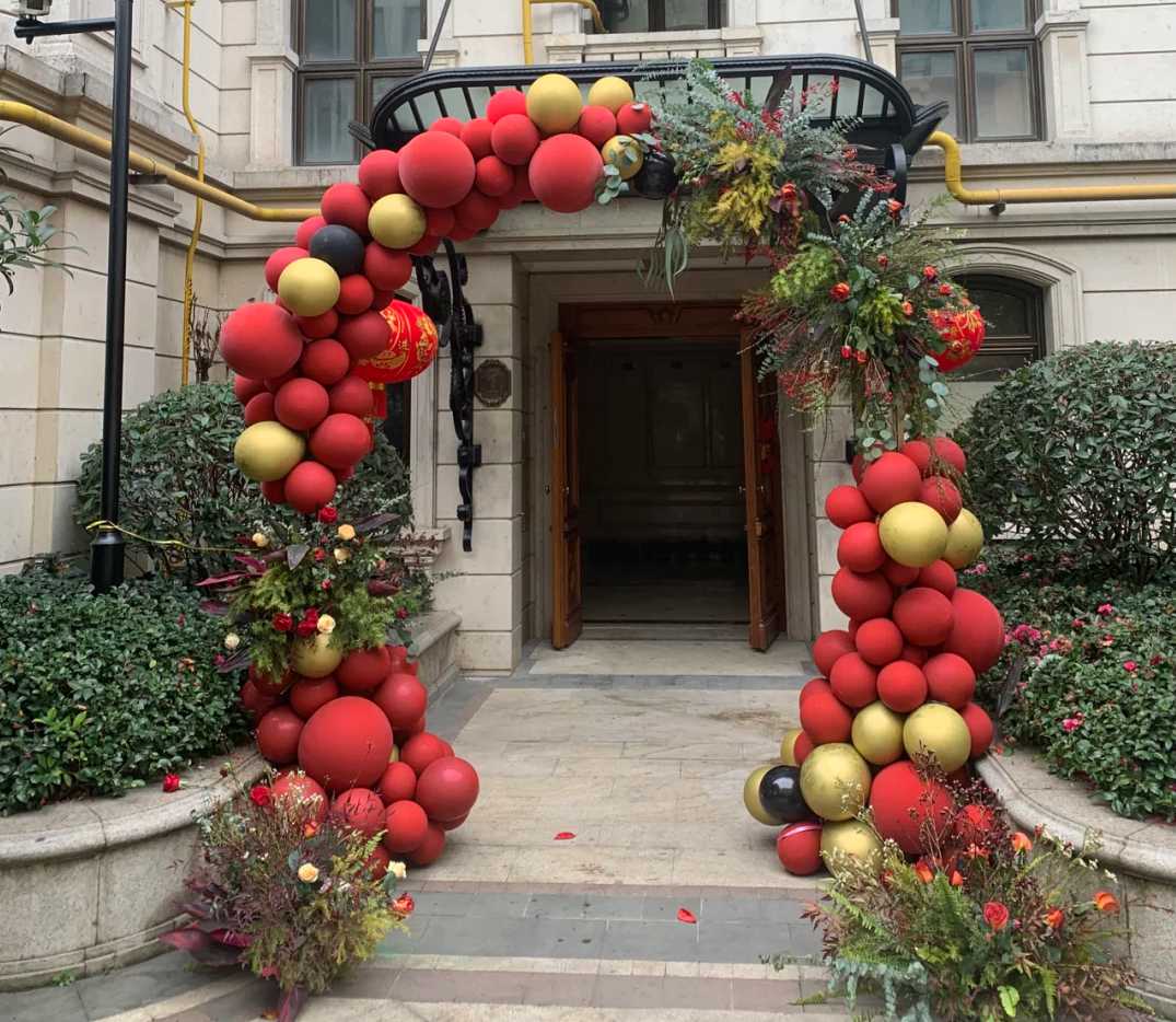 《欢天喜地》红色系鲜花气球拱门布置