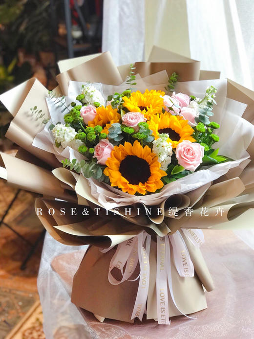 【温暖满满的祝福】5朵向日葵➕11朵粉玫瑰➕5支绿扣时尚大花束 商品图0