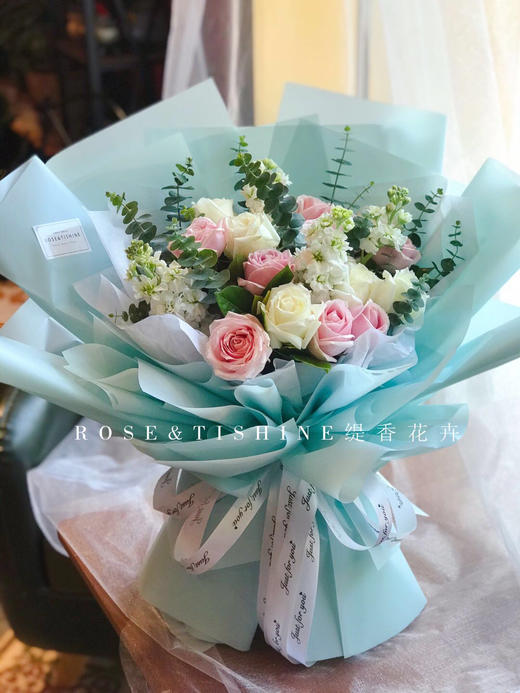 【甜蜜缘分】9朵粉玫瑰➕9朵白玫瑰时尚花束 商品图0