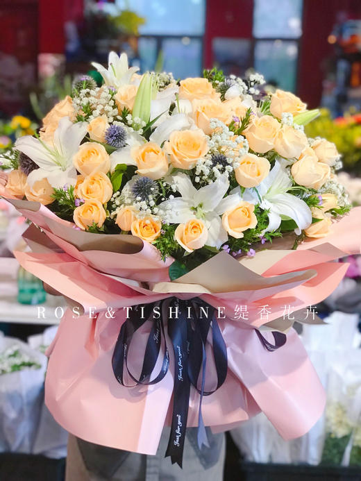 【甜蜜蜜的幸福】12朵香水百合➕33朵蜜桃雪山玫瑰➕满天星超级海派大花束 商品图0