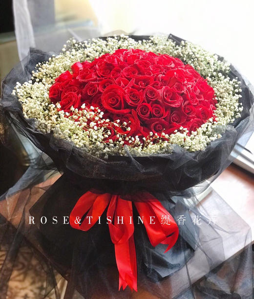 【爱意永远围绕你身边】99朵红玫瑰加满天星黑纱海派大花束 商品图0