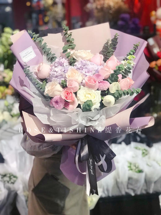 【清雅女神】16朵粉玫瑰➕5朵白玫瑰➕绣球时尚大花束 商品图0